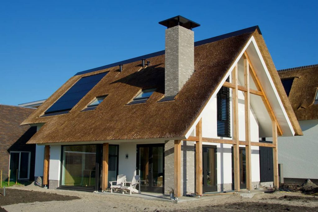 Vrijstaande woning met rieten kap Ter Aar Marco Bruijnes Architecten